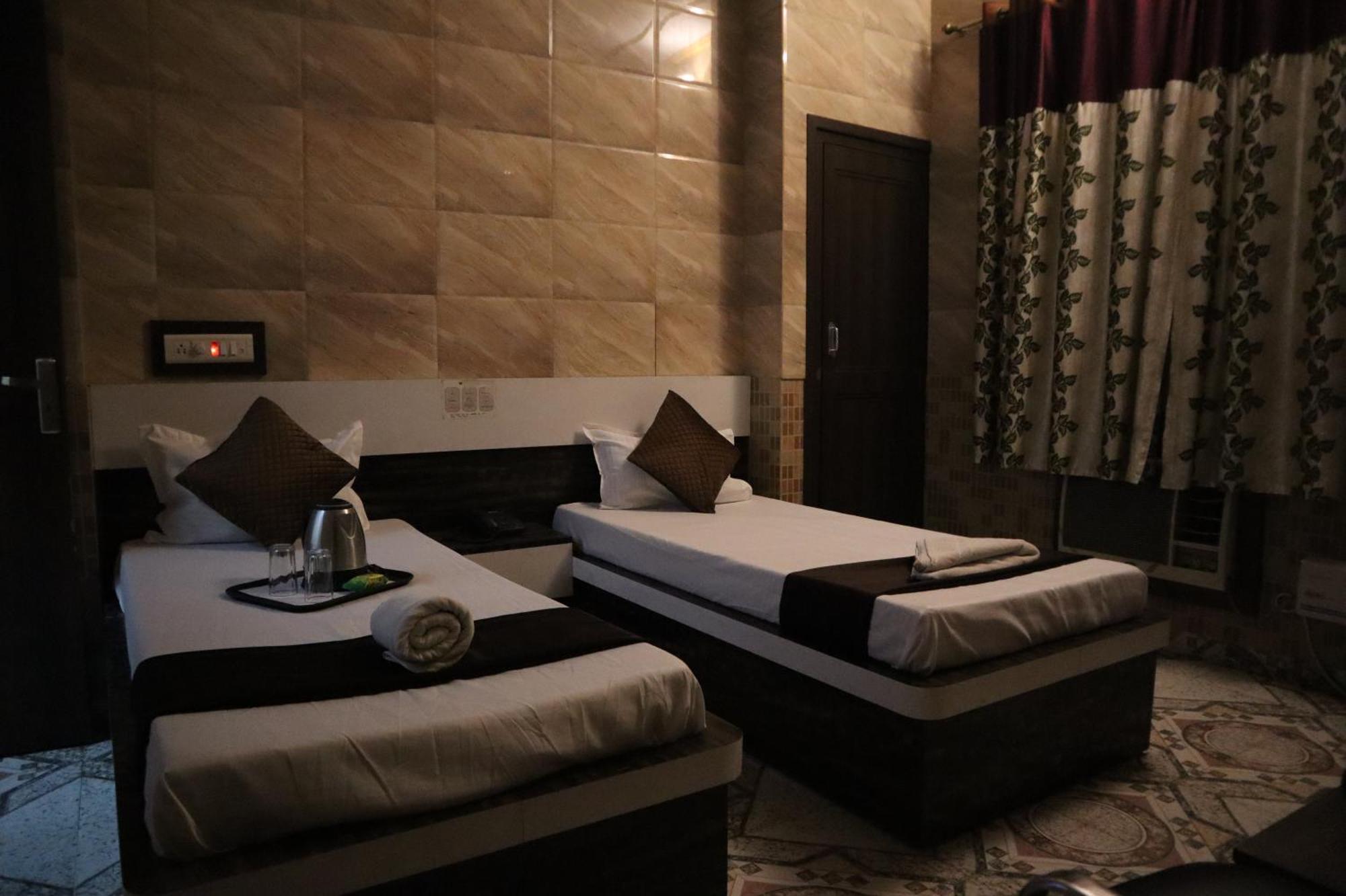 Hotel P R Palace Lucknow Eksteriør billede